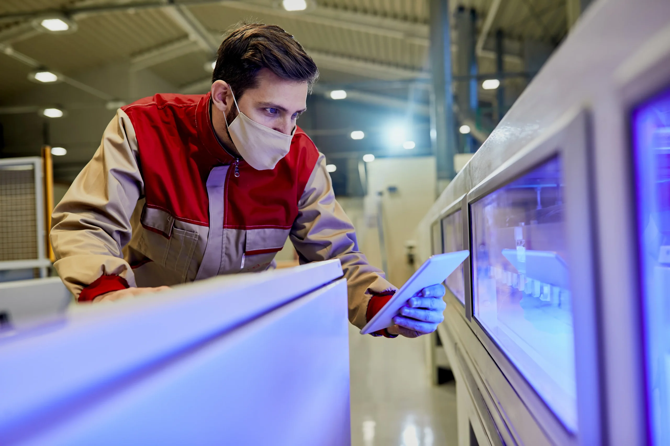 Empleado revisando las temperaturas de las neveras mediante el uso de Limbit, un software para checklists