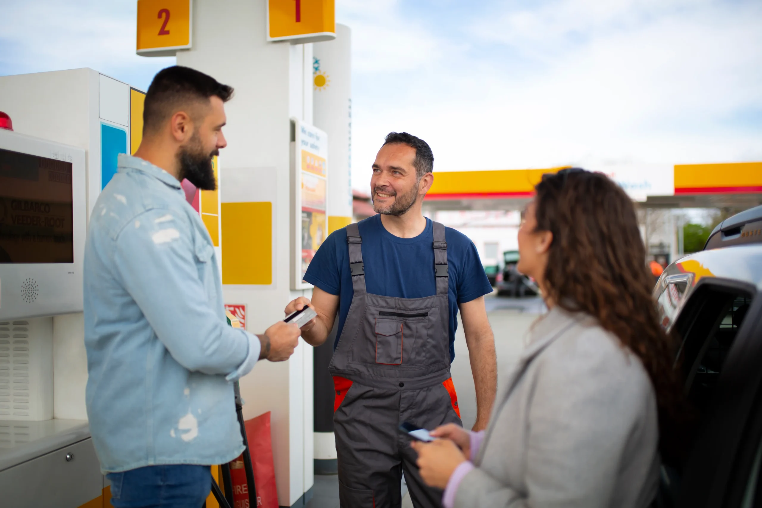Empleado de estación de gasolina siguiendo protocolos de atención al cliente contenidos en los registros digitales de la app de Limbit